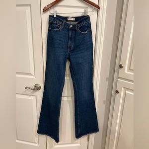 Women’s Abercrombie high rise vintage flare Jean, medium wash. Size 26 Long.